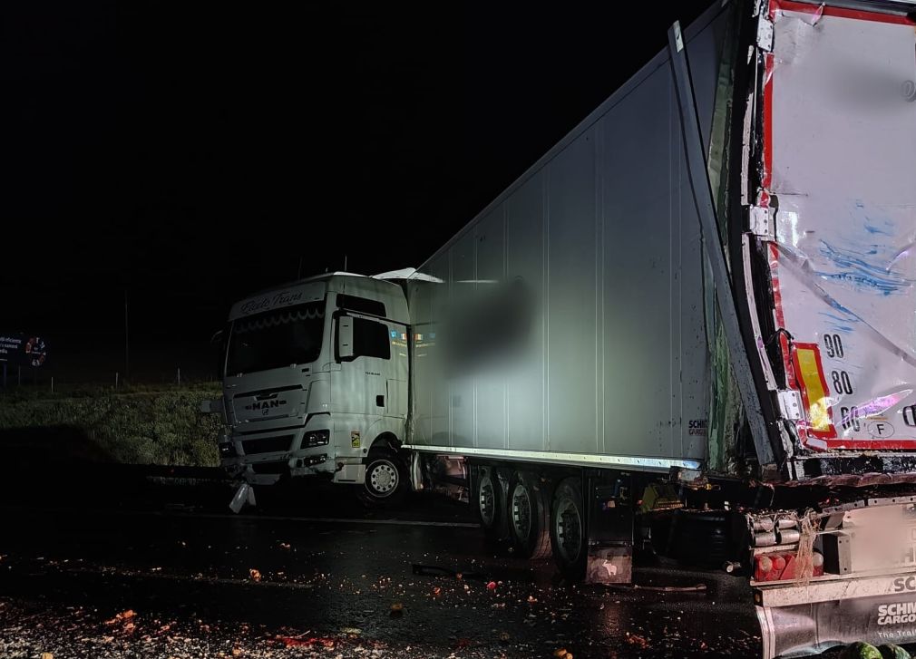 VIDEO Impact violent între două camioane pe Autostrada Turda-Aiud