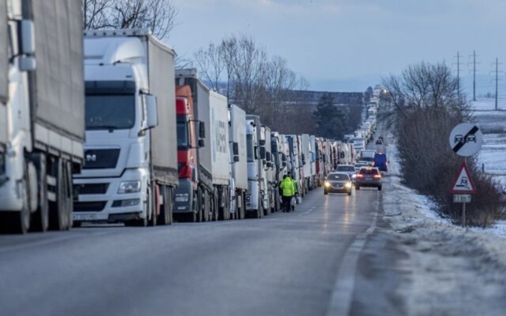 Peste 1.100 de camioane sunt blocate la Vama Siret