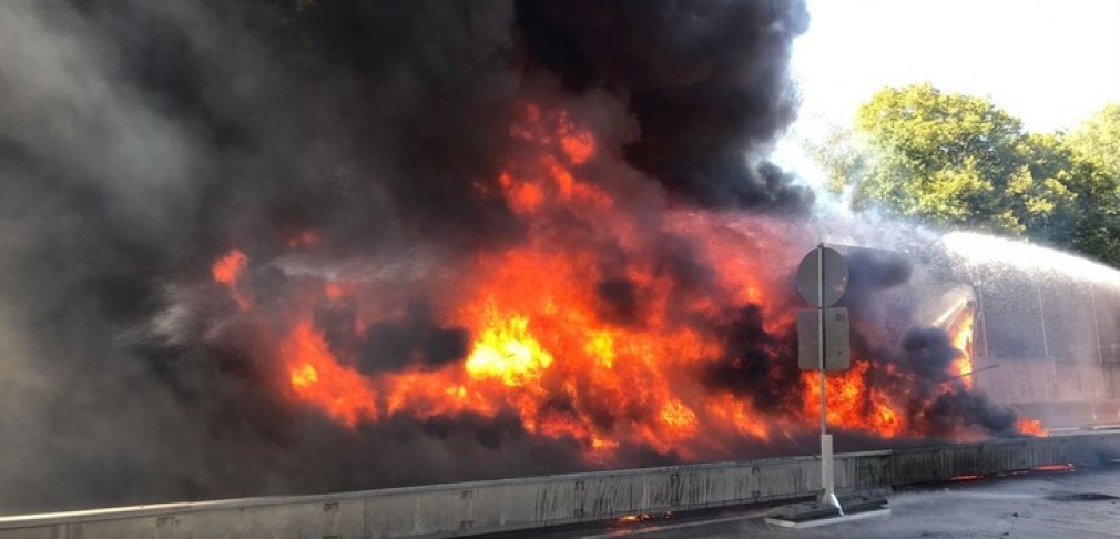 Camionul unui șofer român a luat foc pe autostradă