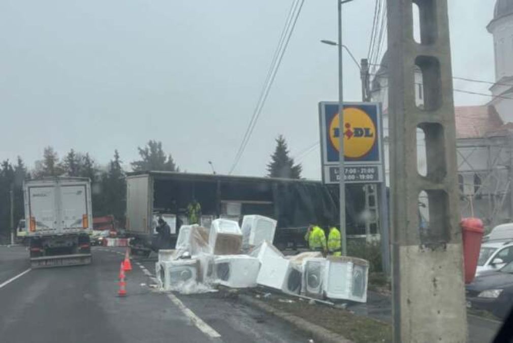 Un camion cu sute de mașini de spălat s-a răsturnat