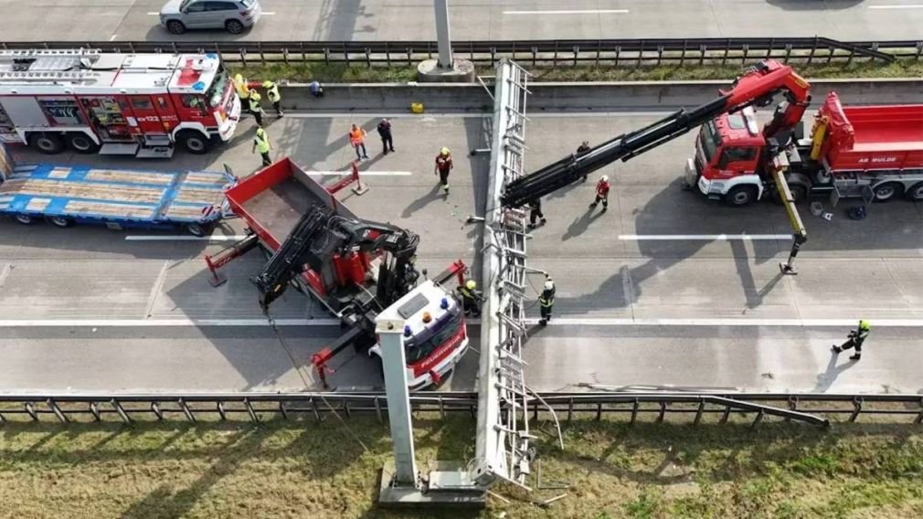 Un șofer de camion a blocat o autostradă după ce a dărâmat o grindă cu senzori