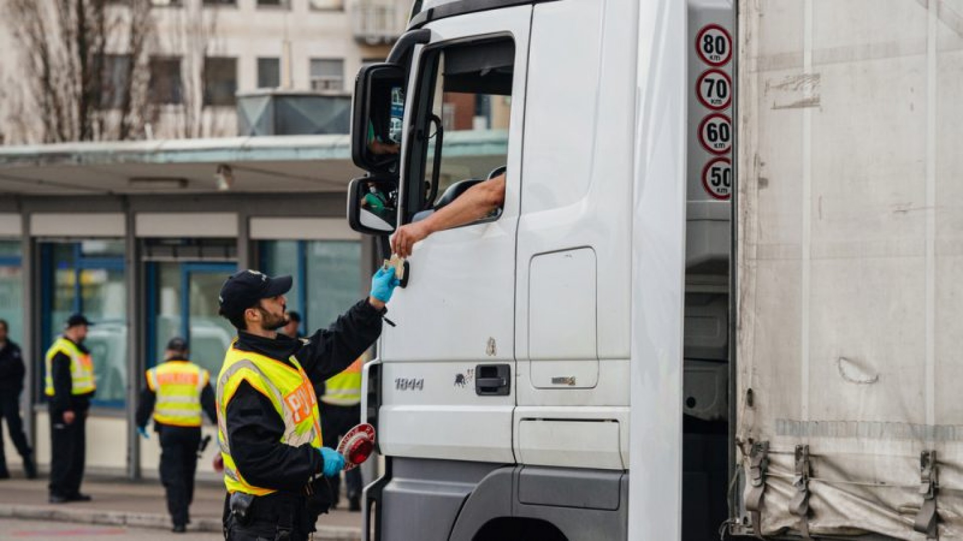 IRU cere eliminarea controalelor COVID la frontieră și restricțiilor impuse șoferilor de camion