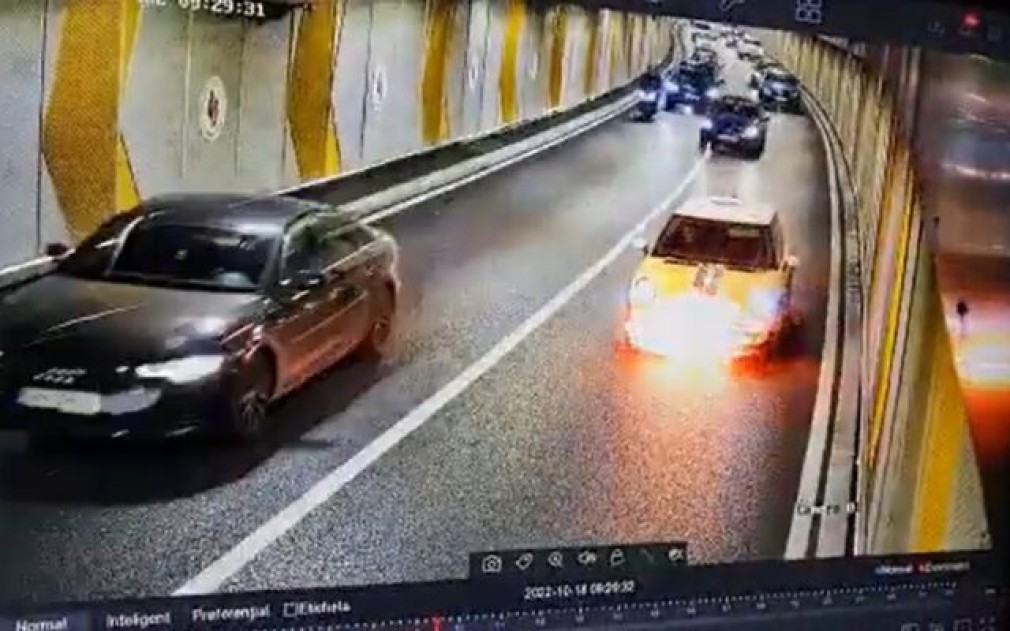 VIDEO Momente dramatice. O mașină ia foc în Pasajul Unirii din București