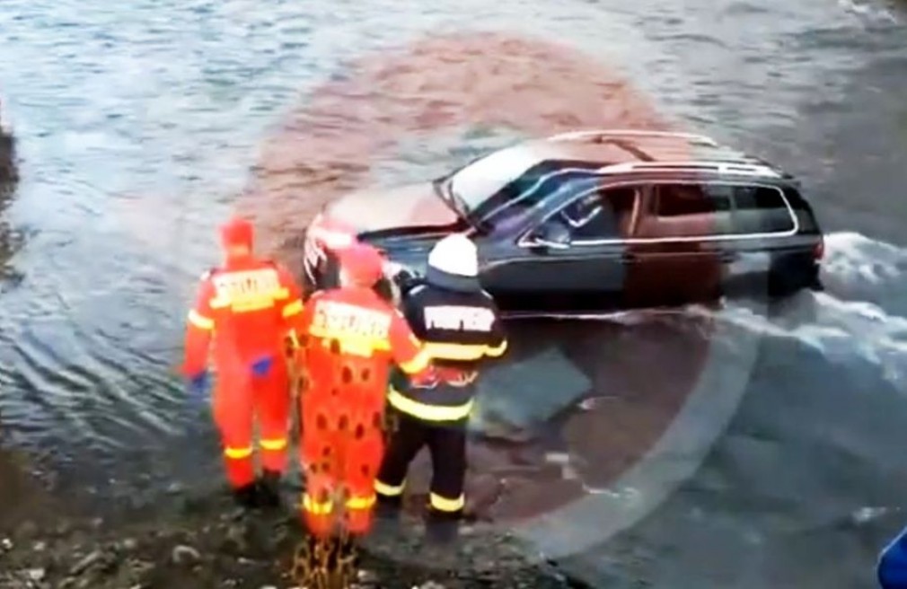 VIDEO. Un șofer de Touareg a oprit o hidrocentrală după ce nu și-a mai putut scoate mașina din râu