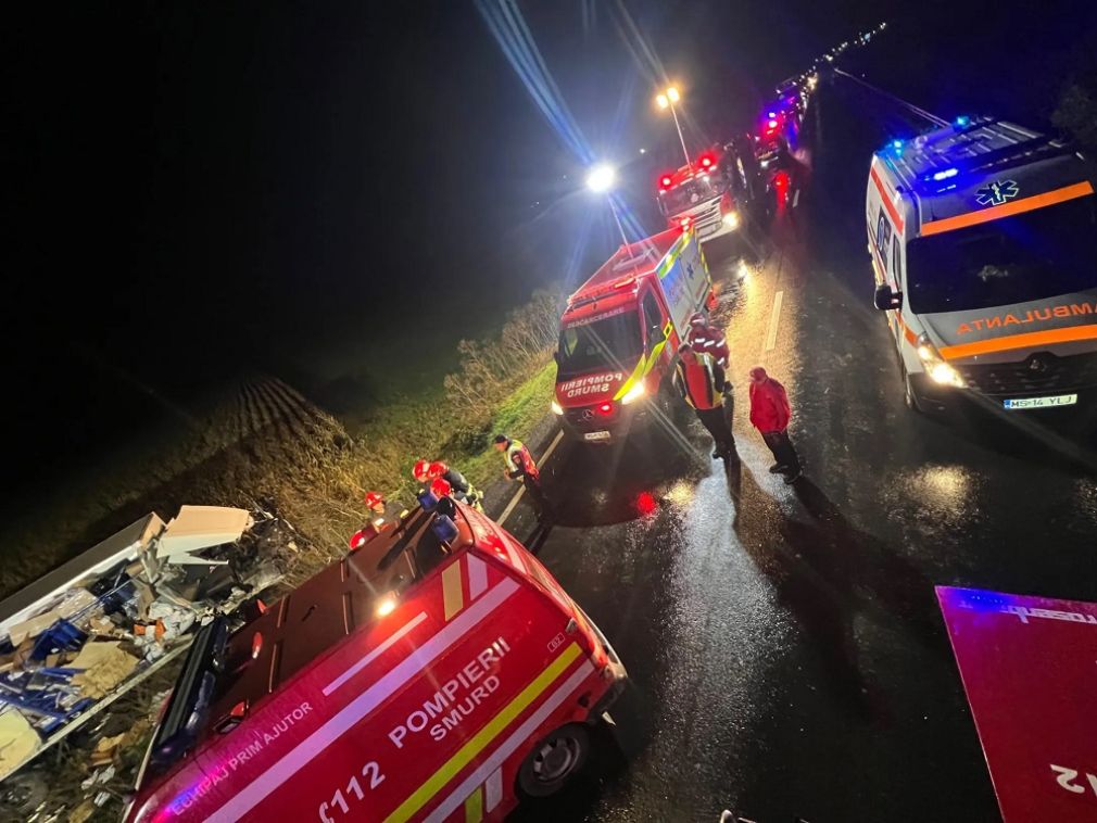 Colete împrăștiate pe drum după un accident de camion