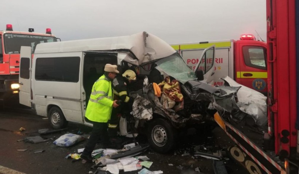 Microbuz distrus după impactul cu un camion: un mort și șase răniți