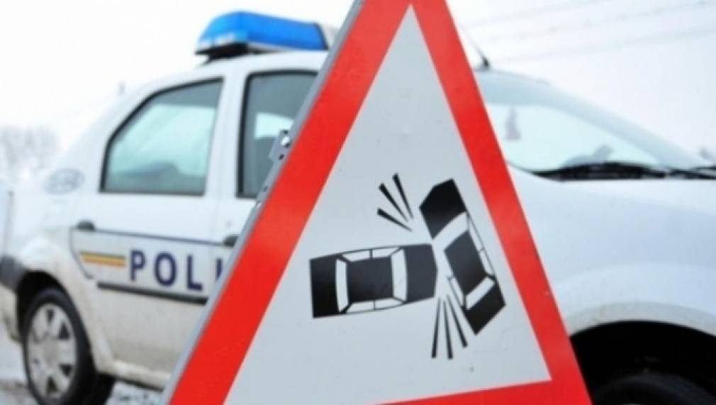 Circulație restricționată. Motorina din rezervorul unui camion, pe carosabil după un accident