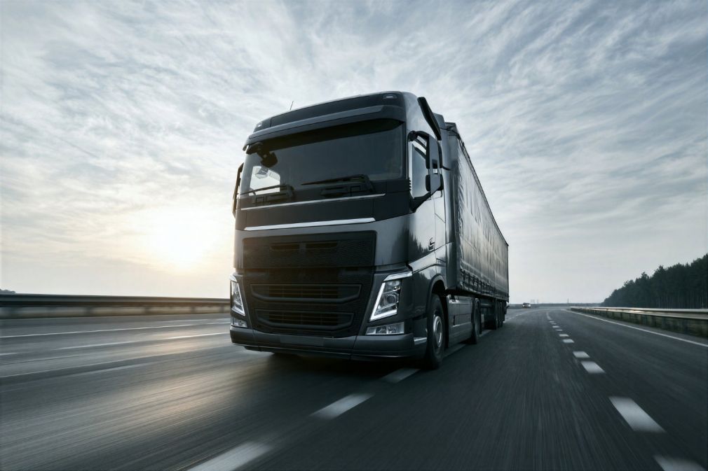 Un șofer de camion a fost concediat. Firma a fost obligată să îi plătească 8 salarii