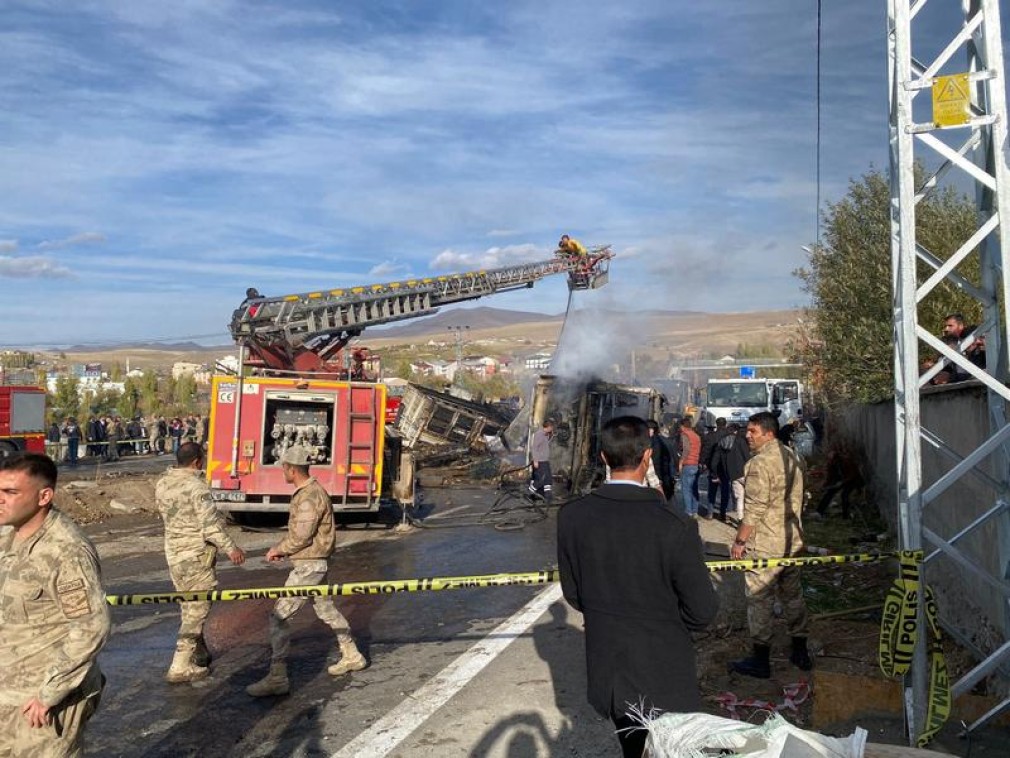 VIDEO Un autobuz s-a lovit cu două camioane și a luat foc: 7 morți, 11 răniți