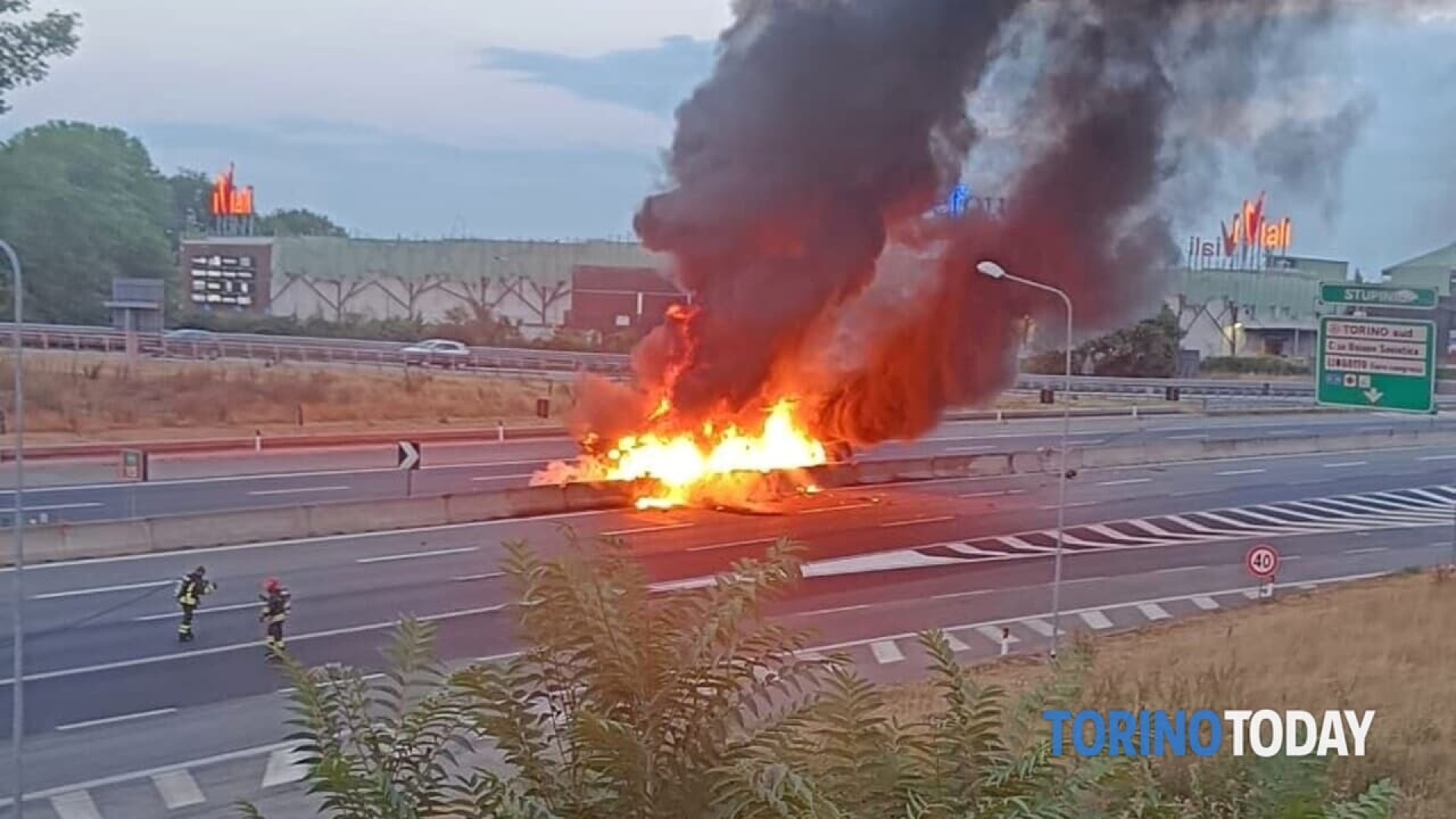 Camion românesc se răstoarnă pe o șosea din Italia și ia foc. Șoferul a murit carbonizat