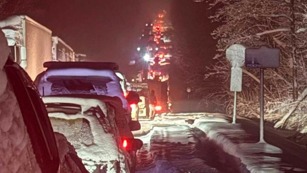 Șoferi de camion au provocat o coadă de 100 km la minus 15 grade