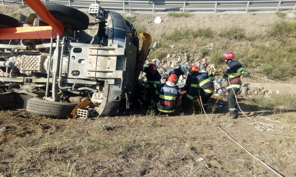 VIDEO. Un camion cu piatră s-a răsturnat lângă Constanța