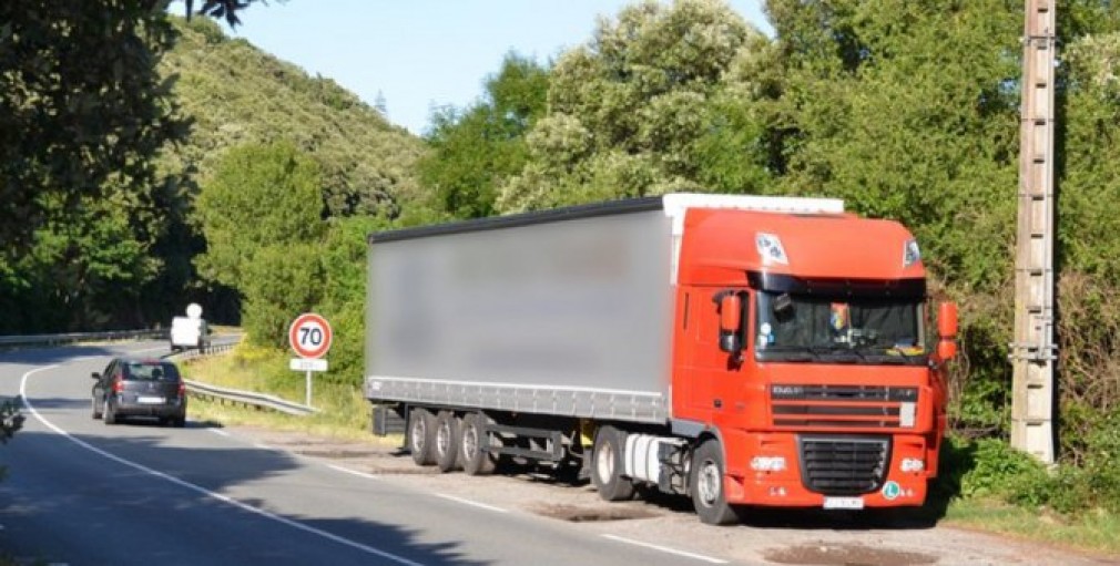 Șofer profesionist român așteaptă de 15 zile într-o parcare din Franța după ce camionul s-a defectat
