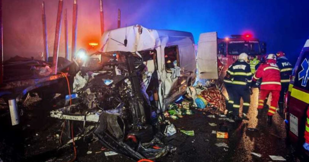VIDEO Un bărbat a murit şi trei persoane au fost rănite, după ce un microbuz şi un camion s-au ciocnit
