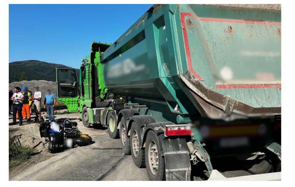 Un motociclist a izbit un camion