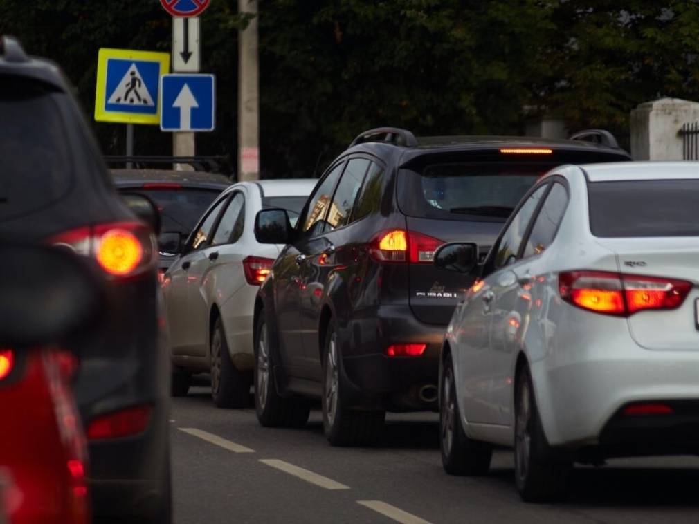 Trafic oprit pe DN1, pe centura din Sinaia, din cauza aluviunilor de pe carosabil