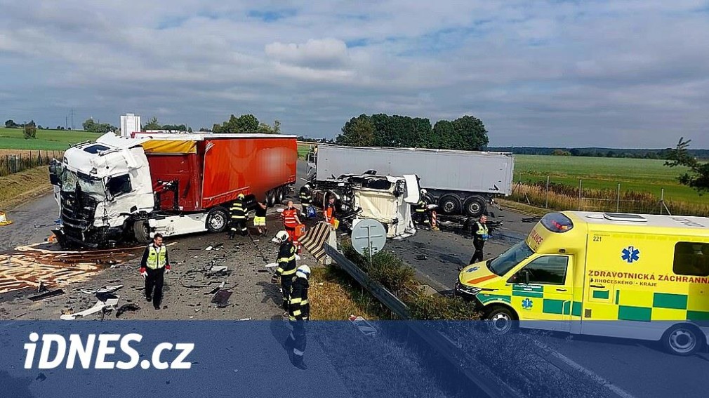 Camion rupt în bucăți după accident: Motorul a zburat, șoferul a aterizat pe șosea