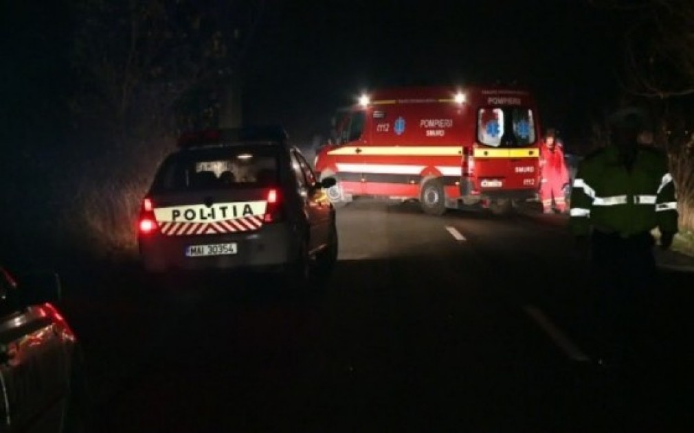 Un tânăr a decedat după ce a intrat cu BMW-ul sub un camion care întorcea pe drum
