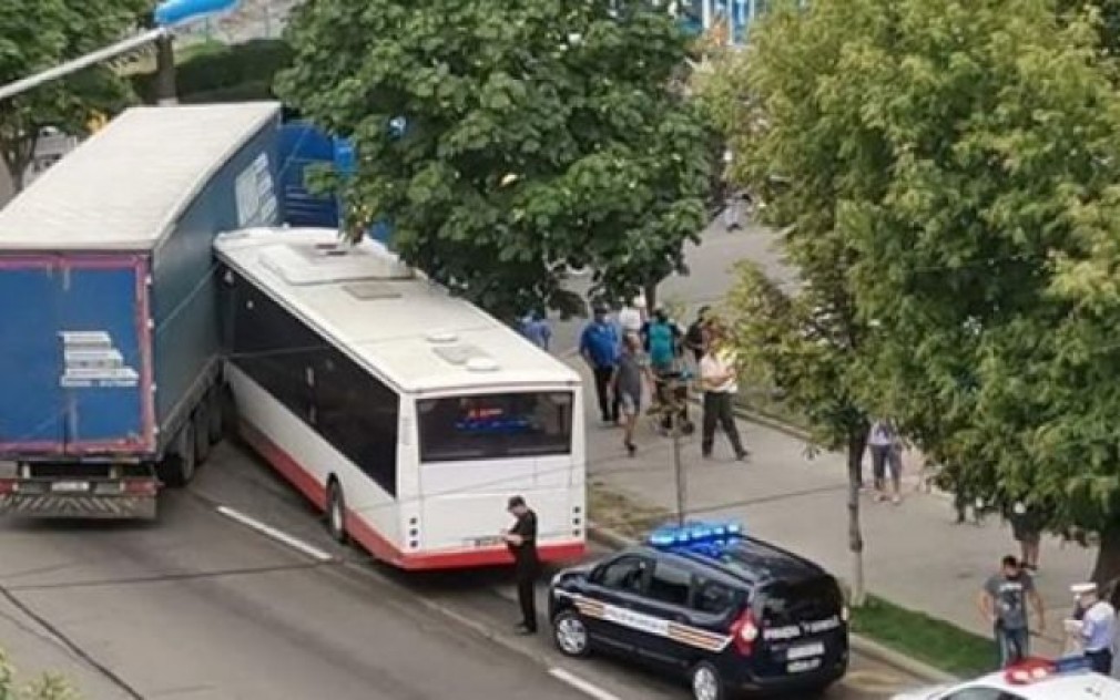 Un șofer de camion, beat-pulbere, a intrat într-un autobuz plin cu pasageri