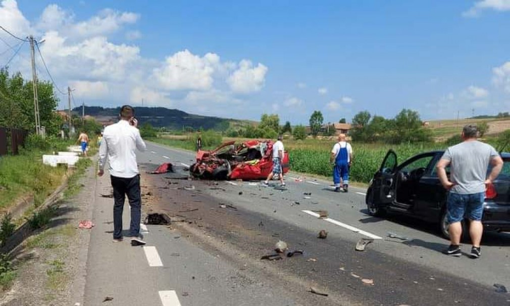 VIDEO. Șoferul a murit, soția și fetița în stare gravă după impactul cu un camion