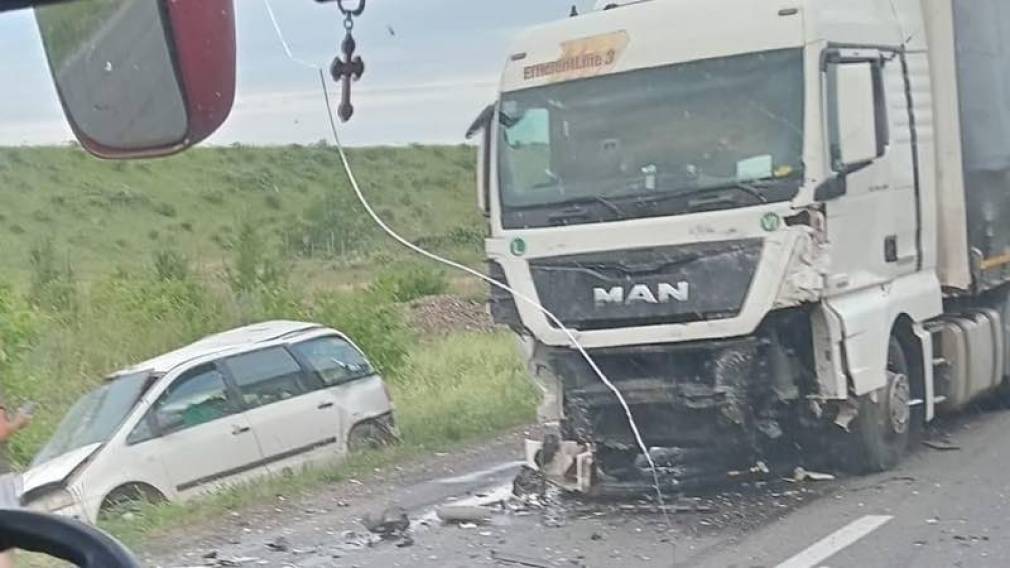 4 morți după ce un autoturism a izbit violent un camion