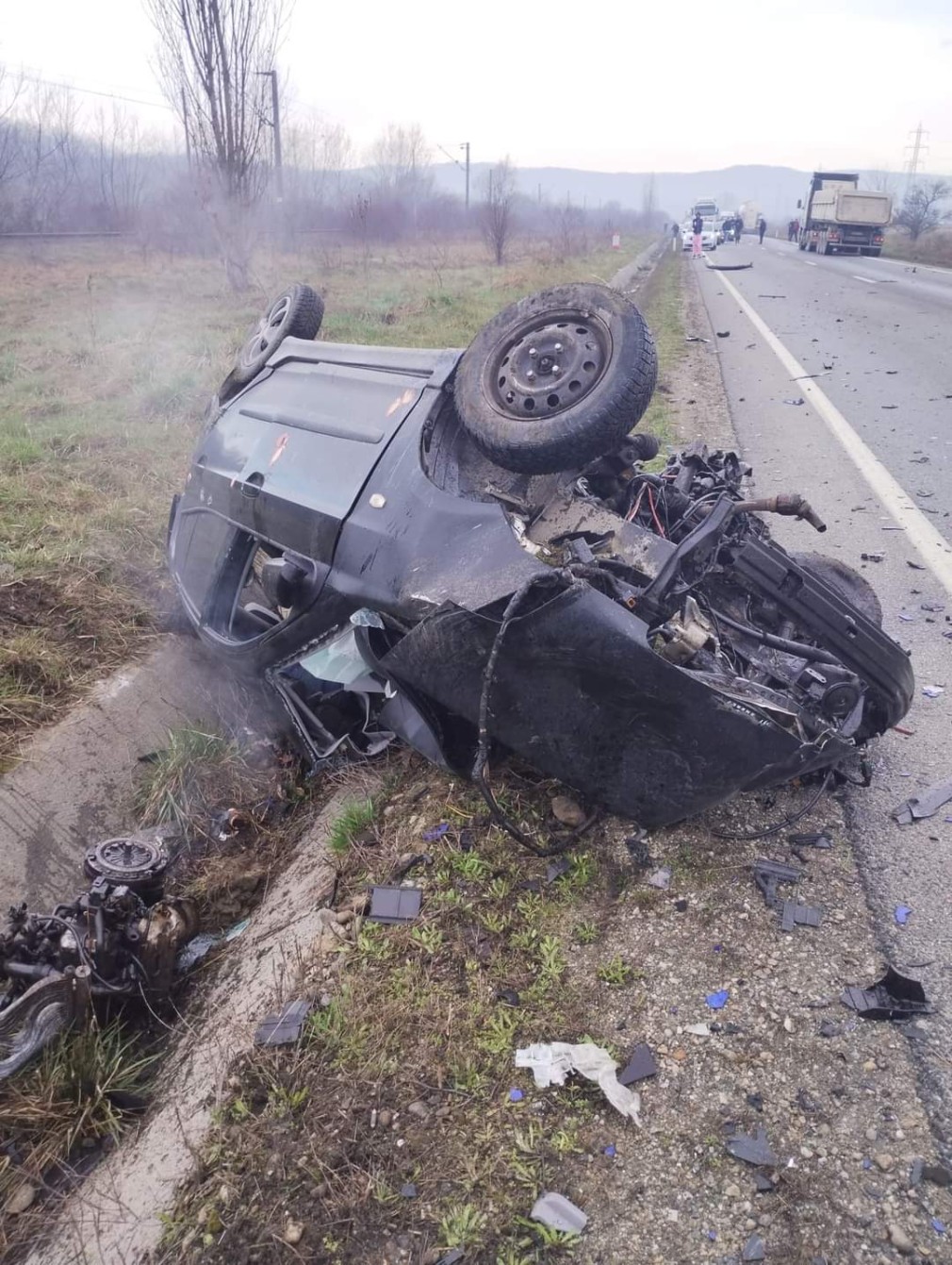 FOTO&amp;VIDEO. O mașină s-a răsturnat la impactul cu un camion