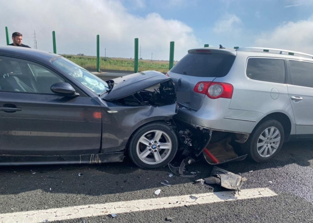 Camion și trei autoturisme implicate în accident pe Autostrada 2