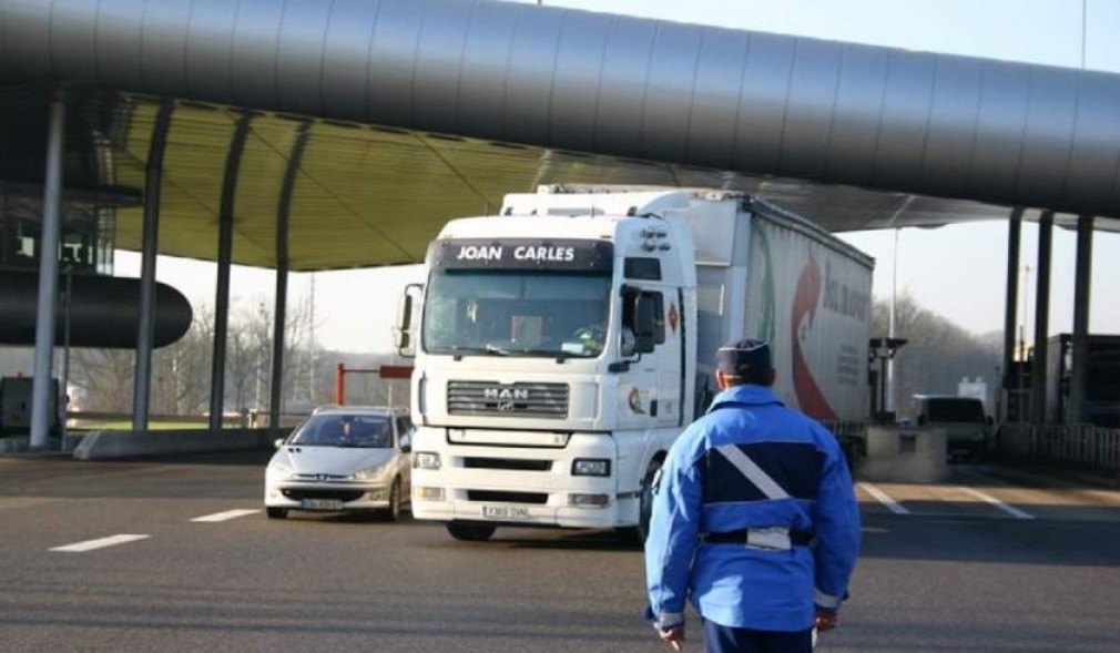 Franţa: Un român beat şi fără permis conducea pe autostradă un camion furat