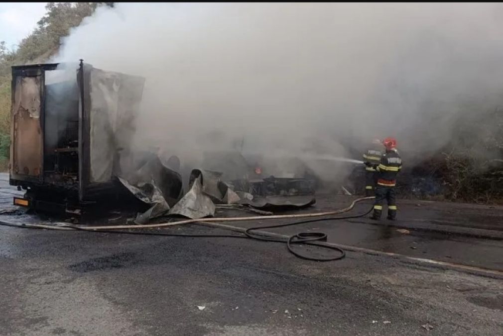 Un camion cu cărămidă a ars complet