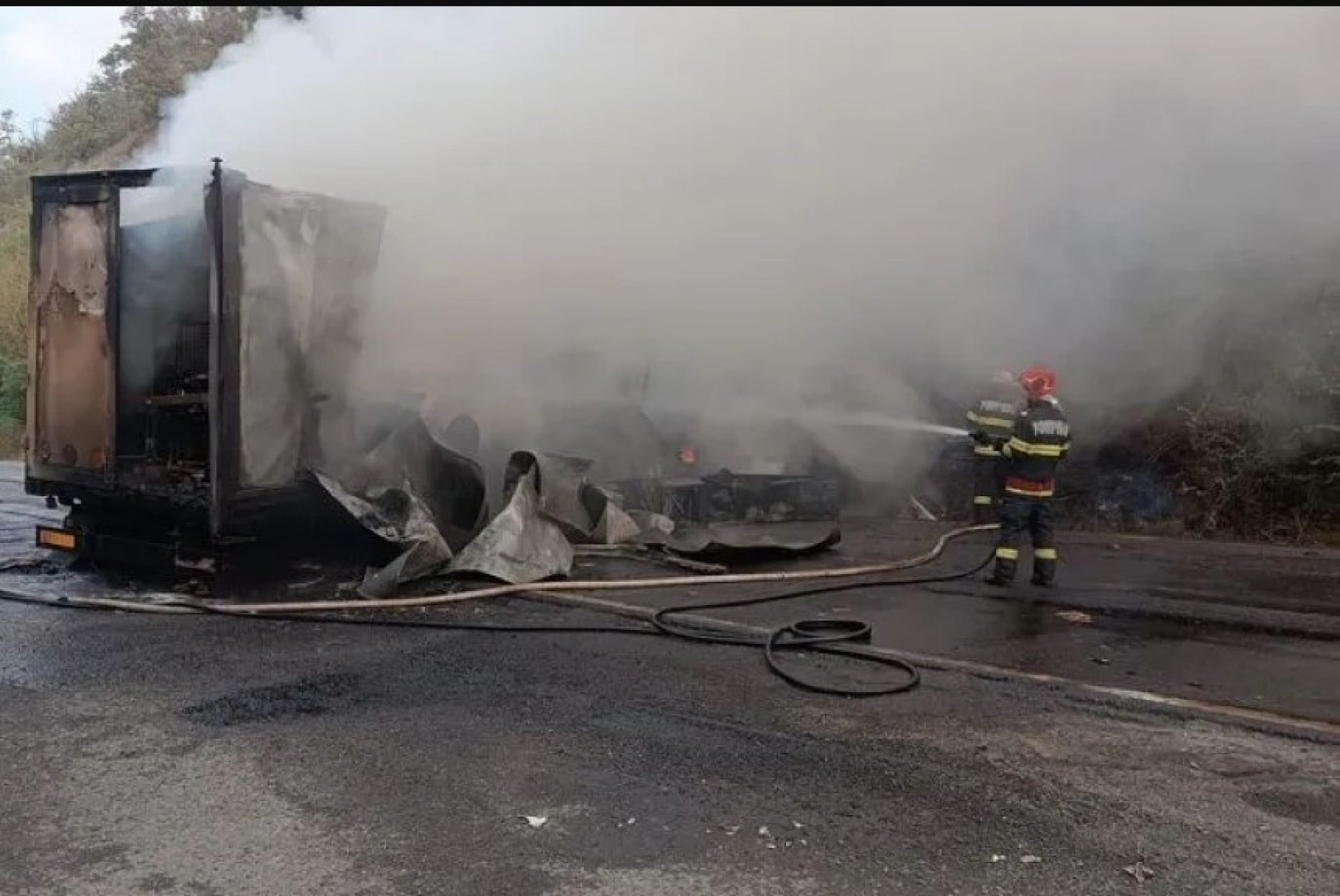 Un camion cu cărămidă a ars complet