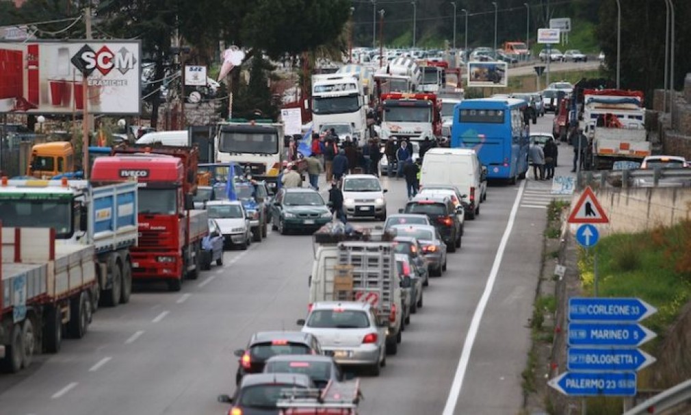 Grevă generală în Italia împotriva certificatului COVID. Șoferii de camion și transportatorii participă