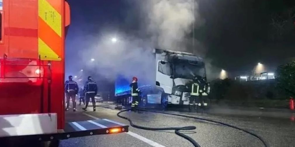 Un şofer român a ars de viu în cabina camionului, într-o parcare din Italia