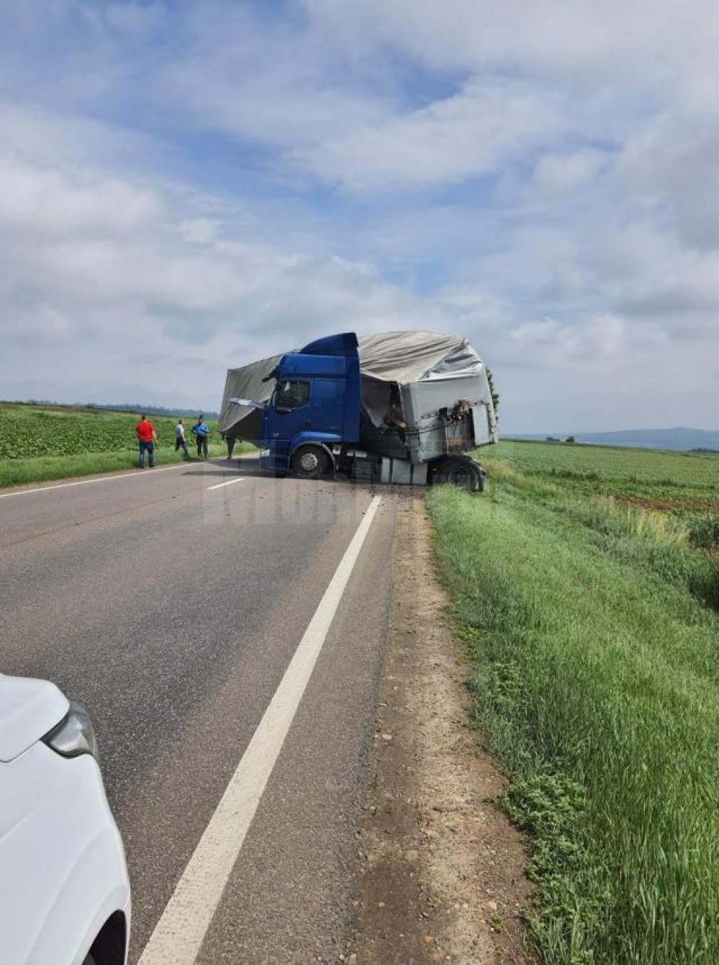 Un camion a derapat, iar remorca a blocat un drum din Moldova
