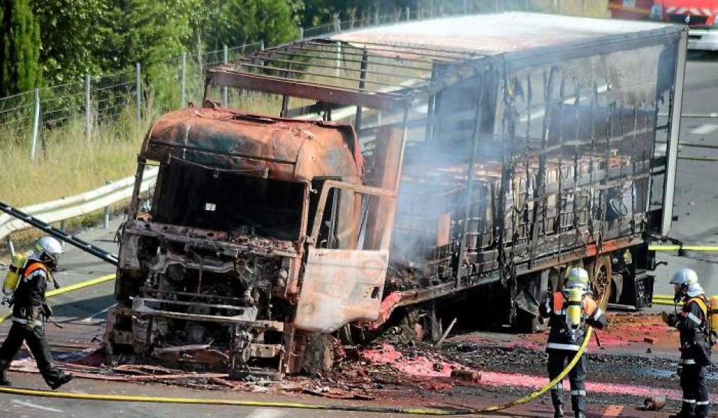 Camionul unui șofer profesionist a ars complet în Franța după impactul cu o dubă