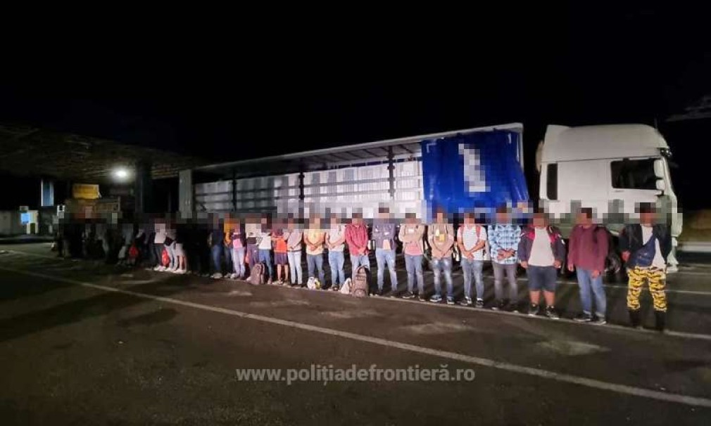 Camion în care se ascundeau 40 de migranţi a fost oprit la frontiera cu Ungaria