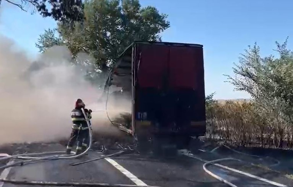 VIDEO. Semiremorca unui camion încărcat cu ventilatoare a luat foc