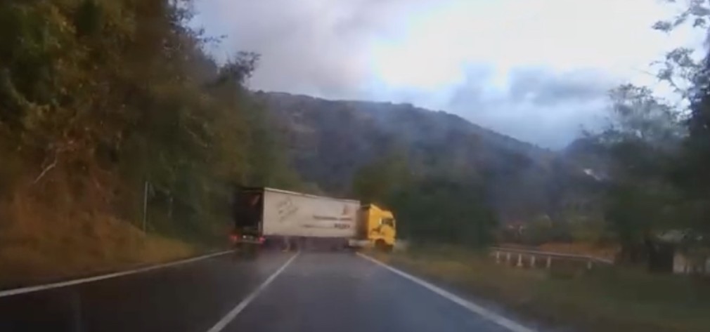 VIDEO Un camion care circula „tare” derapează și se răstoarnă