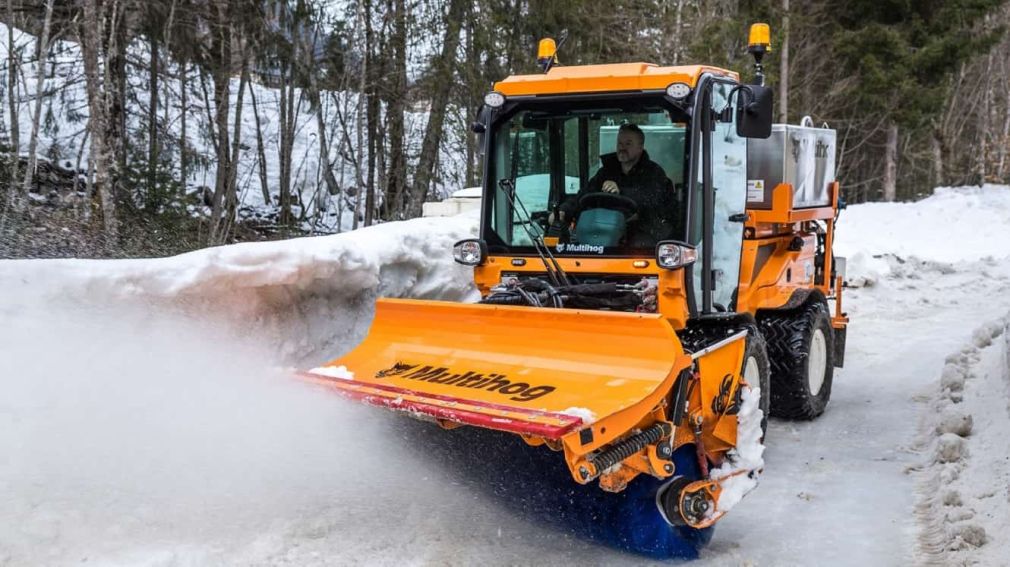 Capitala, sub cod galben de ninsoare. Copaci doborâţi, un camion răsturnat pe centură