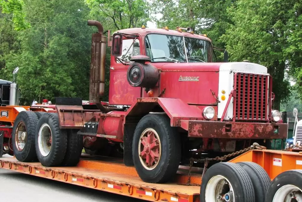 Camion cu fier vechi s-a prăbuşit de la 30 de metri