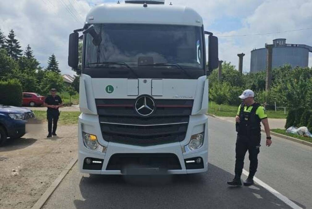 Șofer prins cu un camion cu numere false în trafic