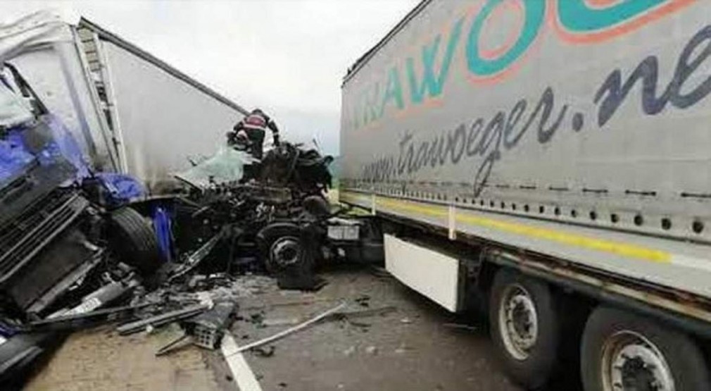 Răducăneni: Accident cu 3 camioane și un șofer profesionist mort