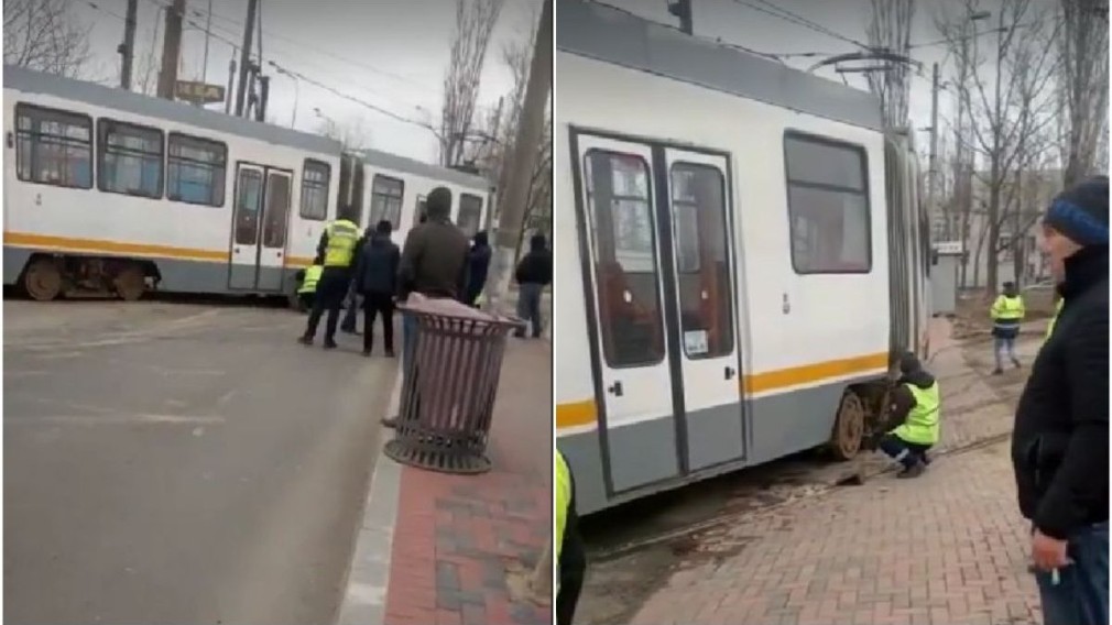 Un tramvai cu călători a sărit de pe șine