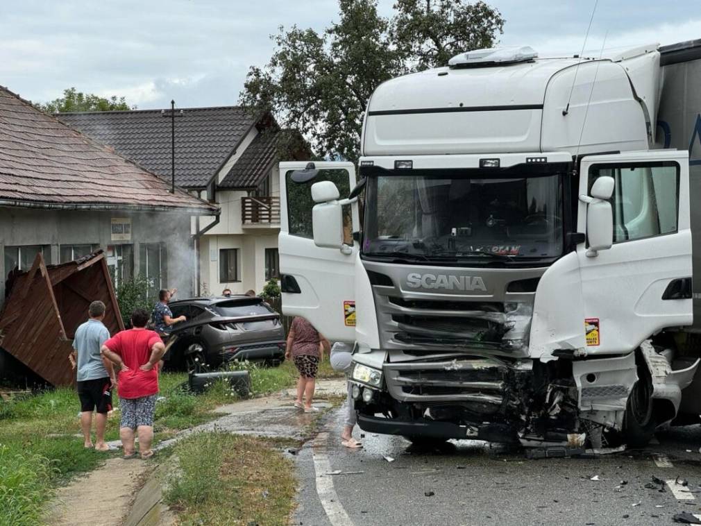 A murit după ce a intrat cu maşina într-un camion, apoi a ricoşat într-un magazin