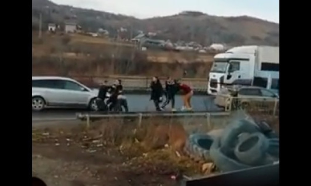 VIDEO Cu nervii întinși, zece persoane s-au luat la bătaie, în trafic, pe Valea Prahovei