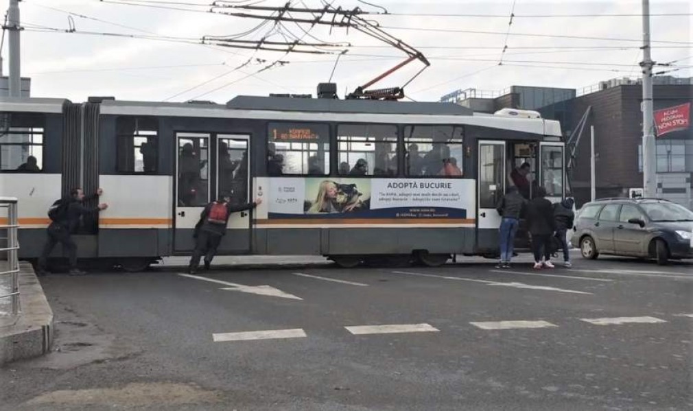 VIDEO: Tramvai împins de călători în Capitală