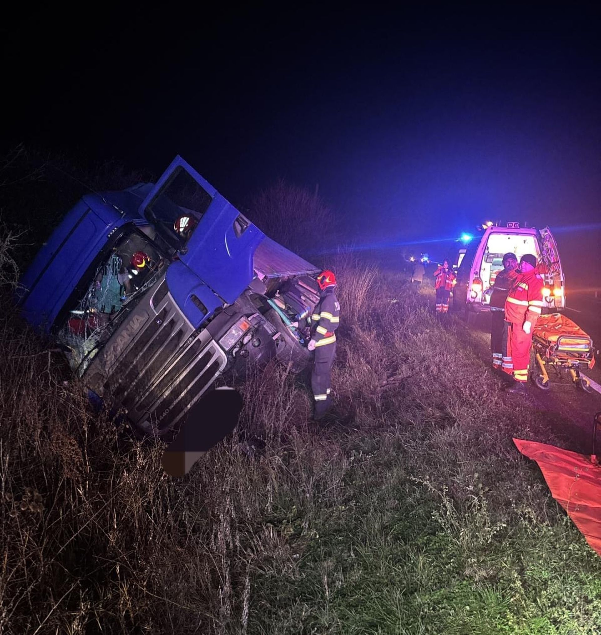 Pompierii au salavat viața unui șofer care a ajuns cu un camion în șanț