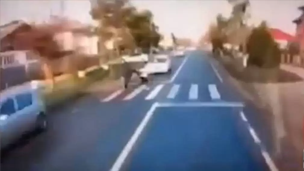 VIDEO. Antena 3: Primele imagini cu fetița călcată de un camion, sub ochii tatălui ei