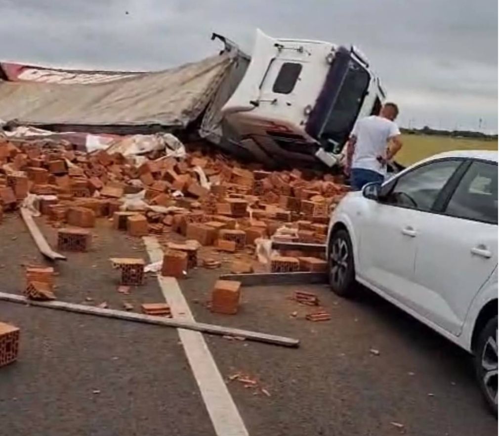 Un camion cu cărămizi s-a răsturnat peste o mașină – un bărbat a murit