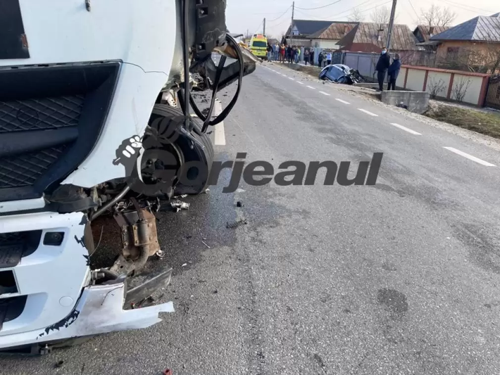 VIDEO Un rănit și un decedat, la impactul cu un camion. Erau pe contrasens, depășeau o coloană