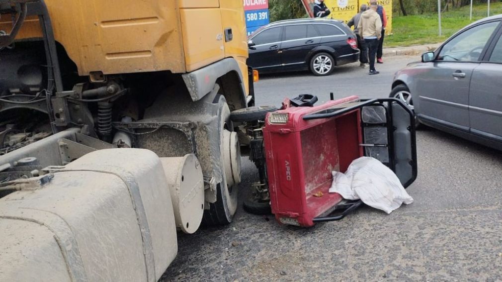 Un moped electric a fost lovit de camion